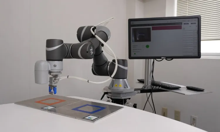 協働ロボットがピッキング作業を行うデモ装置の写真