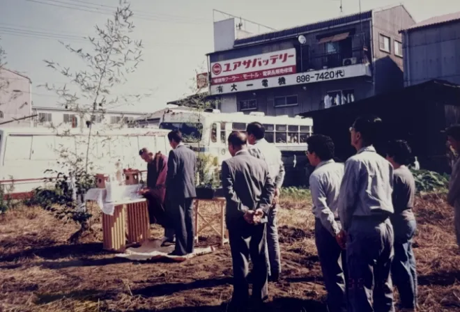 1990年に工場を新設する様子