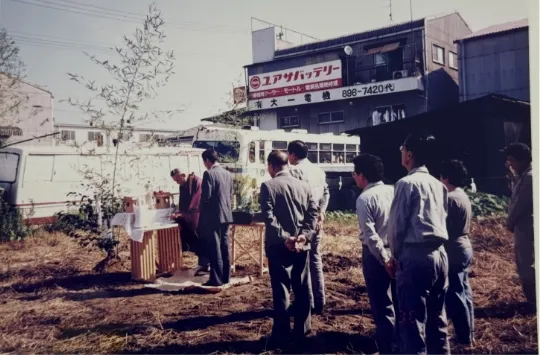 1990年に工場を新設する様子