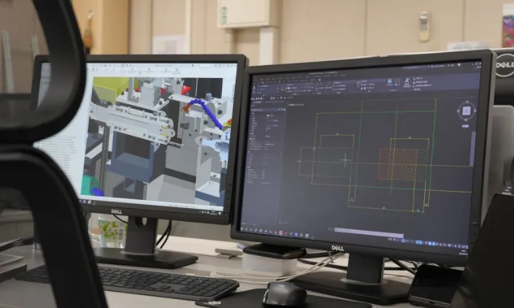 CADソフトで設計図と3Dモデルを表示したデュアルモニターの作業風景
