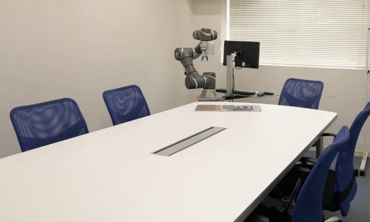 CADソフトで設計図と3Dモデルを表示したデュアルモニターの作業風景