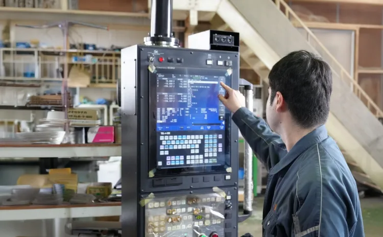 機械の操作する作業員の写真