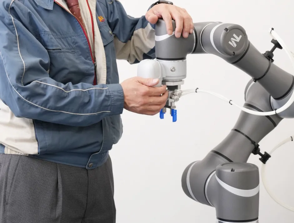 フローチャート式画面と手動操作で直感的に動作指示する様子