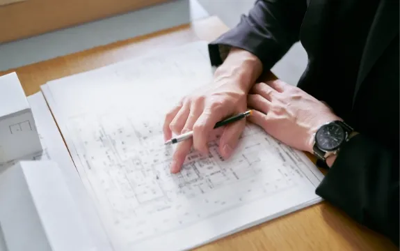 構想・設計の様子：図面を検討する技術者の手元