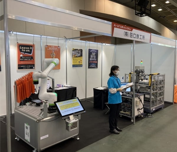 展示会ブースで協働ロボットを紹介する企業ブースの様子